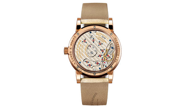 <strong>リトル・ランゲ1</strong><br />ケース｜ピンクゴールド、ホワイトゴールド<br />直径｜36.1mm<br />厚さ｜10mm<br />ムーブメント｜手巻き（Cal.L901.4）<br />振動数｜2万1600振動／時<br />パワーリザーブ｜約72時間<br />防水｜3気圧<br />機能｜アウトサイズデイト、パワーリザーブ表示、ストップセコンド機能<br />発売中<br />価格｜365万円（ピンクゴールド）、376万円（ホワイトゴールド）