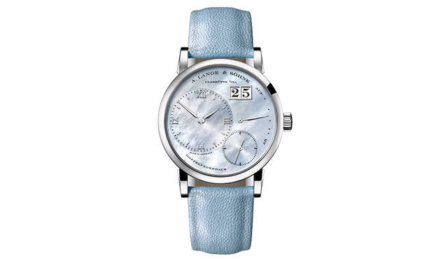 <strong>リトル・ランゲ1</strong><br />ケース｜ピンクゴールド、ホワイトゴールド<br />直径｜36.1mm<br />厚さ｜10mm<br />ムーブメント｜手巻き（Cal.L901.4）<br />振動数｜2万1600振動／時<br />パワーリザーブ｜約72時間<br />防水｜3気圧<br />機能｜アウトサイズデイト、パワーリザーブ表示、ストップセコンド機能<br />発売中<br />価格｜365万円（ピンクゴールド）、376万円（ホワイトゴールド）