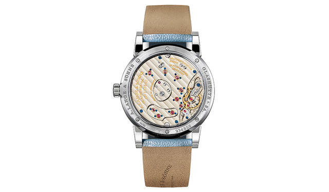 <strong>リトル・ランゲ1</strong><br />ケース｜ピンクゴールド、ホワイトゴールド<br />直径｜36.1mm<br />厚さ｜10mm<br />ムーブメント｜手巻き（Cal.L901.4）<br />振動数｜2万1600振動／時<br />パワーリザーブ｜約72時間<br />防水｜3気圧<br />機能｜アウトサイズデイト、パワーリザーブ表示、ストップセコンド機能<br />発売中<br />価格｜365万円（ピンクゴールド）、376万円（ホワイトゴールド）