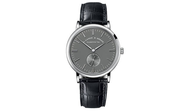 <strong>サクソニア</strong><br />ケース｜ピンクゴールド、ホワイトゴールド<br />直径｜37mm<br />厚さ｜7.8mm<br />ムーブメント｜手巻き（Cal.L941.1）<br />振動数｜2万1600振動／時<br />パワーリザーブ｜約45時間<br />防水｜3気圧<br />機能｜ストップセコンド機能<br />発売中（ブティック限定）<br />価格｜200万円（ピンクゴールド）、211万円（ホワイトゴールド）