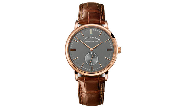 <strong>サクソニア</strong><br />ケース｜ピンクゴールド、ホワイトゴールド<br />直径｜37mm<br />厚さ｜7.8mm<br />ムーブメント｜手巻き（Cal.L941.1）<br />振動数｜2万1600振動／時<br />パワーリザーブ｜約45時間<br />防水｜3気圧<br />機能｜ストップセコンド機能<br />発売中（ブティック限定）<br />価格｜200万円（ピンクゴールド）、211万円（ホワイトゴールド）