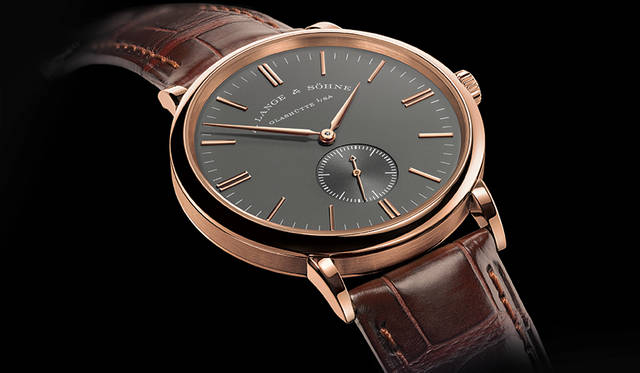 <strong>サクソニア</strong><br />ケース｜ピンクゴールド、ホワイトゴールド<br />直径｜37mm<br />厚さ｜7.8mm<br />ムーブメント｜手巻き（Cal.L941.1）<br />振動数｜2万1600振動／時<br />パワーリザーブ｜約45時間<br />防水｜3気圧<br />機能｜ストップセコンド機能<br />発売中（ブティック限定）<br />価格｜200万円（ピンクゴールド）、211万円（ホワイトゴールド）