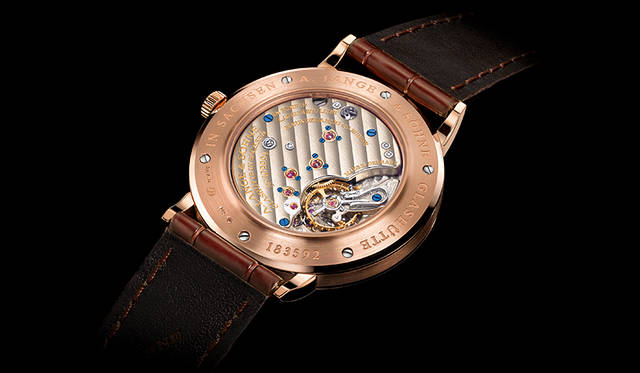 <strong>サクソニア</strong><br />ケース｜ピンクゴールド、ホワイトゴールド<br />直径｜37mm<br />厚さ｜7.8mm<br />ムーブメント｜手巻き（Cal.L941.1）<br />振動数｜2万1600振動／時<br />パワーリザーブ｜約45時間<br />防水｜3気圧<br />機能｜ストップセコンド機能<br />発売中（ブティック限定）<br />価格｜200万円（ピンクゴールド）、211万円（ホワイトゴールド）