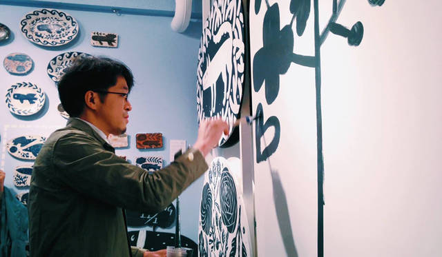 <strong>doinel｜ドワネル</strong><br />鹿児島睦の図案展　「鹿児島睦の図案展 2014」時のライブペイント風景