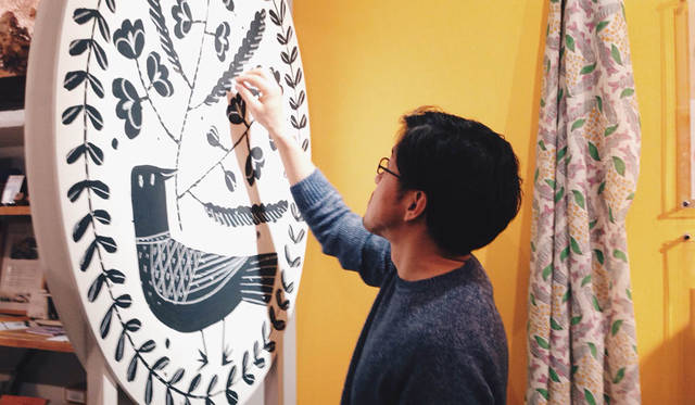 <strong>doinel｜ドワネル</strong><br />鹿児島睦の図案展　「鹿児島睦の図案展 2014」時のライブペイント風景