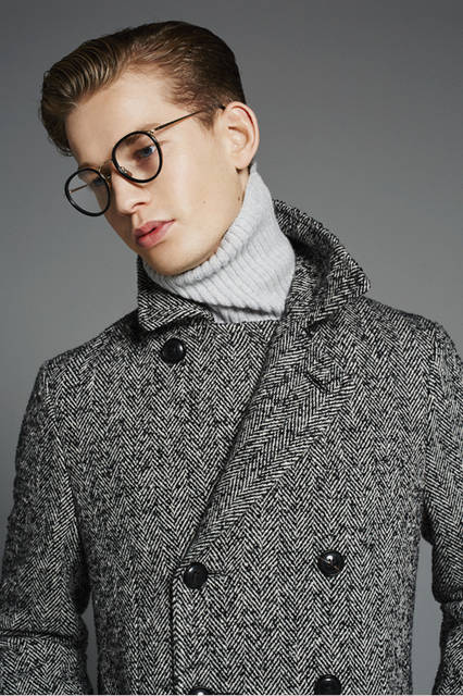 <strong>ハードなツィードコートをリラックススタイルに</strong><br /><br />「大胆なヘリンボーンのダブルブレストがインパクト大なので、インナーはリラックスした休日のイメージでまとめてみました。ざっくりとしたニットとほどよくゆるめのパンツに、足元はスニーカーで軽やかに」<br /><br />コート5万2000円、タートルネックニット2万2000円、眼鏡4万円（オリバーピープルズ／すべてエストネーション）