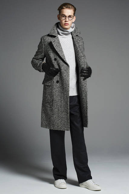 <strong>ハードなツィードコートをリラックススタイルに</strong><br /><br />「大胆なヘリンボーンのダブルブレストがインパクト大なので、インナーはリラックスした休日のイメージでまとめてみました。ざっくりとしたニットとほどよくゆるめのパンツに、足元はスニーカーで軽やかに」<br /><br />コート5万2000円、タートルネックニット2万2000円（ともにエストネーション）、パンツ3万2000円（ジービーエス トラウザーズ）、眼鏡4万円（オリバーピープルズ）、グローブ2万7000円（マドヴァ）、シューズ1万8800円（パトリック／すべてエストネーション）