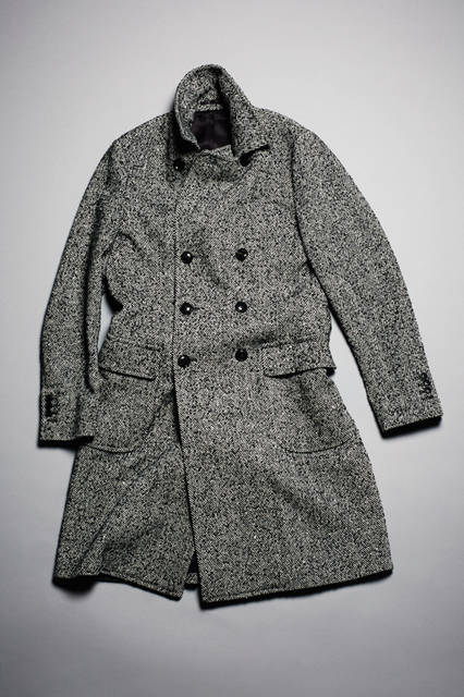 <strong>HERRINGBONE TWEED COAT</strong><br /><br /> 5者混のヘリンボーンツィード生地を使用したダブルブレステッドコート。表情豊かなブークレ糸を生地にもちいることで、織り柄の立体感が強調されモダンな印象に。大ぶりなラペルやバックベルトなどクラシカルなディティール、程よくシャープなシルエットにより色気と若々しさを両立させた仕上がりとなっている。 <br /><br />カラー｜BLACK, NAVY<br />素材｜毛(48%)、ポリエステル(29%)、アクリル(17%)、レーヨン(4%)、ナイロン(2%)<br />サイズ｜S〜XL<br />価格｜5万2000円