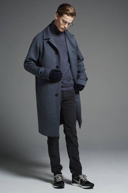 <strong>シンプルモダンなブルーグレーのワントーン </strong> <br /><br /> 「シンプルながらもラグランスリーブが効いているコートをメインに、グレーのワントーンで揃えたコーディネイト。スニーカーもスポーティになりすぎないものを合わせれば、全体が都会的でモダンな印象にまとまります 」<br /><br /> コート12万円（エストネーション）、タートルネックニット3万2000円（グランサッソ）、パンツ2万8000円（シビリア）、眼鏡3万5000円（オリバーピープルズ）、グローブ2万2000円（マドヴァ）、シューズ1万2000円（ナイキ／すべてエストネーション）