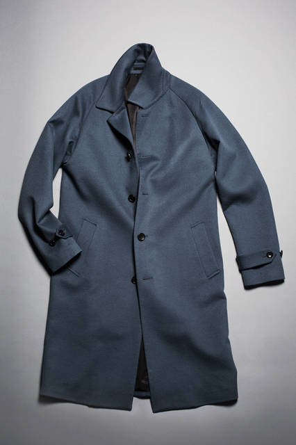 <strong> BALMACAAN COAT </strong> <br /><br /> イタリアの名門チェルッティ社のウールビーバー生地を使用したバルマカーンコート。上品な光沢を放つこのコートは、生地のよさを最大限に際立たせるミニマルなデザインが特徴。リラックス感のあるラグランスリーブとシェイプのないゆるやかなAラインのシルエットが今シーズンの気分を表現している。 <br /><br /> カラー｜BLUEGRAY, BLACK, ORANGE <br /> 素材｜毛(100%) <br /> サイズ｜44〜50 <br /> 価格｜12万0000円