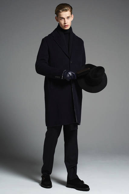 <strong>チェスターコートを華やかなドレススタイルに </strong> <br /><br /> 「バスローブのように羽織りたい、驚くほど軽いダブルフェイスのチェスターフィールドコート。さらっと近所に出かけられるような手軽さですが、足元を革靴にしたドレスアップスタイルがおすすめです 」<br /><br /> コート6万2000円（エストネーション）、タートルネックニット4万2000円（アンデルセン アンデルセン）、パンツ5万円（ロータ）、ハット4万2000円（シャ）、マフラー1万8000円（カリーヌ）、グローブ2万3000円（マドヴァ）、シューズ6万8000円（パラブーツ／すべてエストネーション）