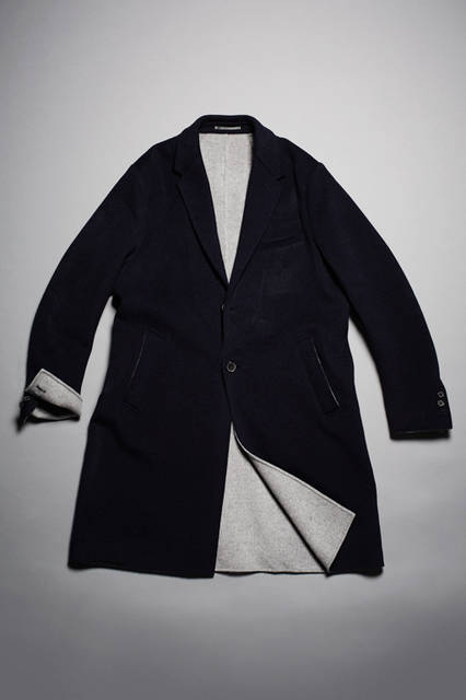 <strong>CHESTERFIELD COAT </strong> <br /><br /> 毛抜き合わせのダブルフェイス生地により、通常の貼り合わせとは異なる極上の柔らかさと軽さを持つチェスターフィールドコート。生地の特性を生かしたややゆったりとしたシルエットを採用することで、動くたびに美しいドレープを描く。 <br /><br /> カラー｜NAVY, GRAY <br />素材｜毛(100%) <br />サイズ｜S〜XL <br />価格｜6万2000円