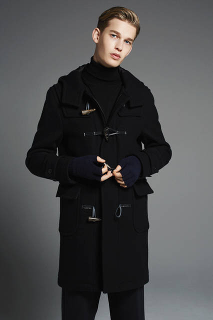  <strong>ダッフルコートのモダンでスマートな着こなし </strong> <br /><br /> 「ダッフルコートというとゆったりしたものが多いなか、これはすっきりとしたスーパータイトなシルエットが特徴です。そのモダンな雰囲気を活かして、インナーも黒でまとめてシンプルに。フロントのトグルボタンはあえて開けて着こなして」 <br /><br /> コート5万2000円、タートルネックニット1万7000円（ともにエストネーション）、パンツ2万9000円（ジービーエス トラウザーズ）、グローブ8000円（ジョンストンズ／すべてエストネーション）