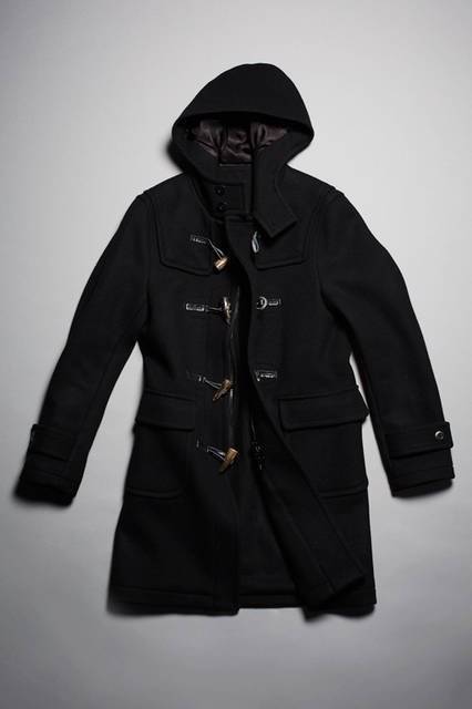  <strong>DUFFLE COAT </strong> <br /><br /> ソフトな肌触りでありながらしっかりとした打ち込みのあるメルトン生地を使用したダッフルコート。シルエットは直線的なIラインを描き、全体的に細身のフィッティング。いっさいの無駄のないミニマルなデザインと相まってモダンな雰囲気を演出。トグルは本水牛、レザーは本革を使用し高級感ある本格的な仕上がりだ。 <br /><br /> カラー｜BLACK, NAVY, BEIGE <br />素材｜毛(80%)、ナイロン(10%)、カシミヤ(10%) <br />サイズ｜S〜XL <br />価格｜5万2000円