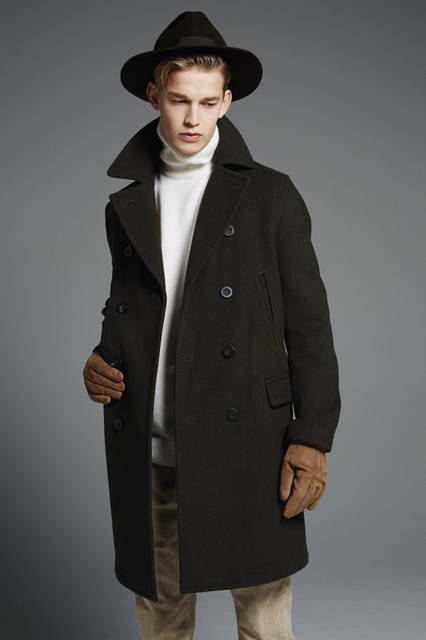  <strong>アウトドアにまとめるドレスなピーコート</strong> <br /><br /> 「丈が長めの、ピーコートとポロコートの中間といえるドレス感たっぷりのコート。それに細畝のコーデュロイパンツを合わせてアウトドアにしてみました。ハットやグローブなどの小物もプラスしてカントリー調のムードを楽しんで」 <br /><br /> コート5万5000円（エストネーション）、タートルネックニット7万3000円（ジョンストンズ）、パンツ3万円（インコテックス）、ハット4万2000円（ジェームス ロック）、グローブ2万2000円（マドヴァ／すべてエストネーション）