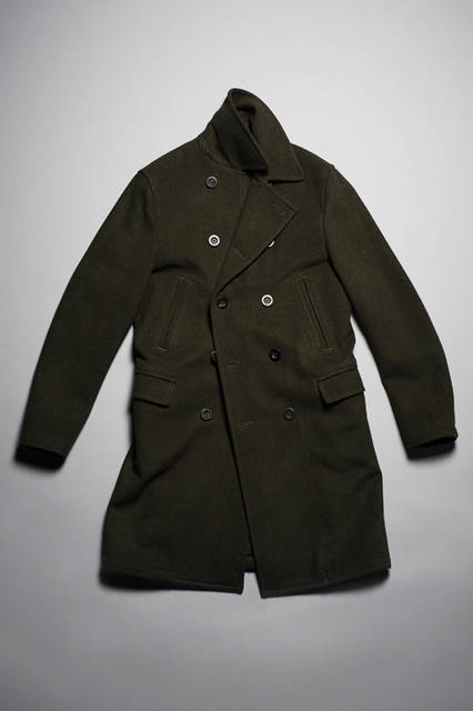  <strong>LONG PEA COAT </strong> <br /><br /> 通常のメルトン生地よりもやわらかい手触りの生地を採用することで、ドレス寄りの端正な顔立ちに仕上がったロングピーコート。ミリタリーを象徴するオリーブカラーを取り入れることで、上品さをもちながらも男らしいタフなイメージも演出してくれる。 <br /><br /> カラー｜OLIVE, BLACK, NAVY<br />素材｜毛(100%)/中わた：ポリエステル(100%)<br />サイズ｜S〜XL<br />価格｜5万5000円