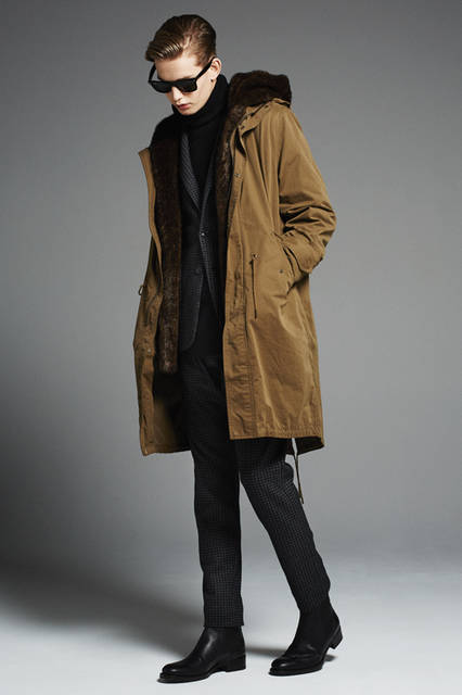 <strong>今らしさを演出する都会的なモッズスタイル</strong> <br /><br /> 「秋冬シーズンに重宝するモッズパーカは、ゆったりシルエットで今年らしい。インナーはすべて黒で統一してモダンなモッズスタイルに。足元はサイドゴアブーツを合わせるのがシャープに決まる秘訣です。仕上げのサングラスもポイント」 <br /><br /> コート7万2000円、ジャケット3万7000円、タートルネックニット2万2000円、パンツ2万円（すべてエストネーション）、サングラス2万2000円（レイバン）、ブーツ5万9000円（ブッテロ／すべてエストネーション）