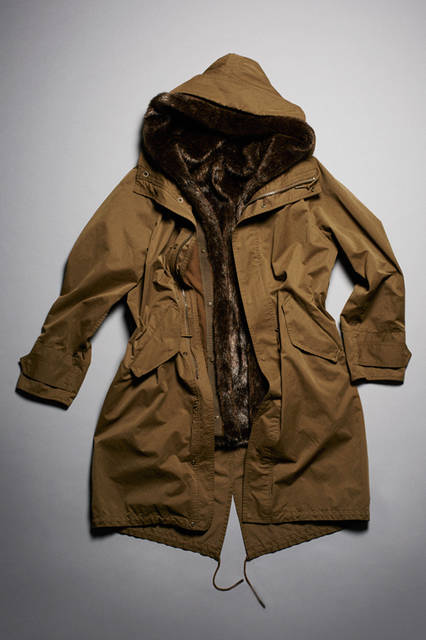 <strong>M-51 PARKA SHELL </strong> <br /><br /> コットンポリエステルの混紡生地に製品洗いをほどこし、味のある表情を生み出したモッズパーカ。長めの着丈とややゆったりとした今年らしいシルエットが特徴。フード部分からライナー全体にかけて上質なフェイクファーを施し、エレガントかつこなれた雰囲気に仕上げている。 <br /><br /> カラー｜KHAKI, BLACK <br />素材｜綿(47%)、ポリエステル(41%)、ナイロン(12％)/ファー：アクリル(100%) <br />サイズ｜S〜XL <br />価格｜7万2000円