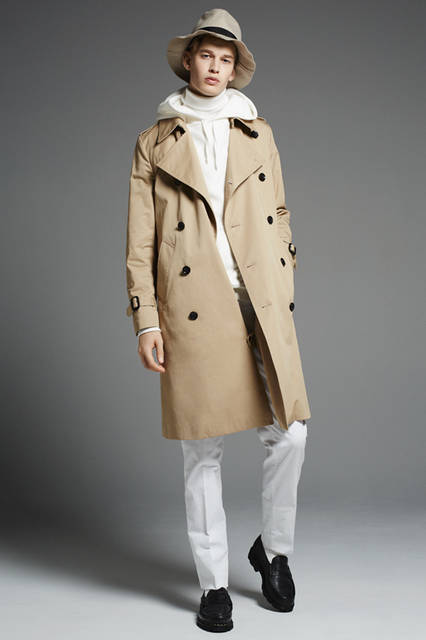  <strong>定番のトレンチで80’sロンドンを気取る</strong> <br /><br /> 「タートルネックのニットにパーカを重ねて、スラックスを合わせた白のワントーンコーディネイト。トレンチコートを80年代のロンドンを意識して着こなす提案です。ハットも同系色のものを選びつつ、足元は黒のローファーで引き締めてみました」 <br /><br /> コート6万9000円、ソックス1200円（ともにエストネーション）、パーカ2万8000円、タートルネックニット2万3000円（ともにルトロワ）、パンツ3万2000円（ピーティーゼロウーノ）、ハット1万3000円（キジマタカユキ）、シューズ6万5000円（パラブーツ／すべてエストネーション）
