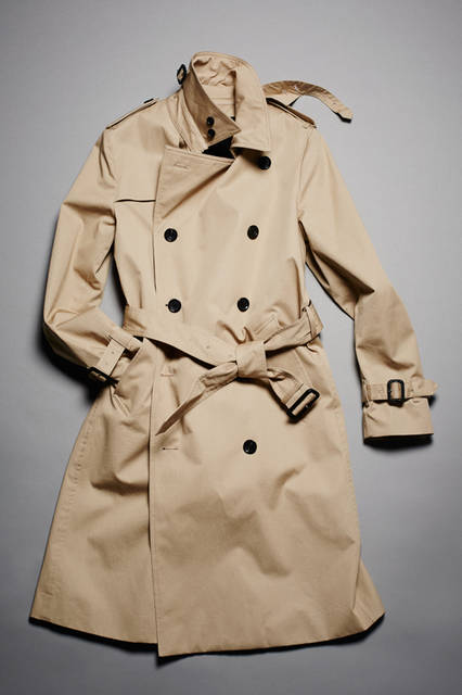  <strong>TRENCH COAT </strong> <br /><br /> 撥水加工をほどこした、高密度のコットンギャバジンを使用したトレンチコート。オーセンティックなディティールを踏襲しつつも、現代的なシャープなシルエットに。ライナーには着脱式のウールビーバー生地を使用し、長い期間着用できる仕様に仕上がっている。 <br /><br /> カラー｜BEIGE, BLACK, NAVY <br />素材｜綿(100%)/ライナー：毛(90%)、ナイロン(10%) <br />サイズ｜S〜XL <br />価格｜6万9000円
