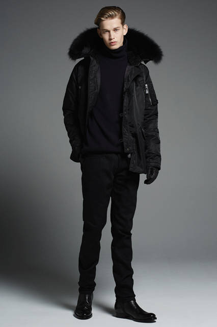 <strong>モダンに着こなすN-3B</strong> <br /><br /> 「ミリタリーディテールを忠実に再現したN-3Bブルゾン。モダンでシャープに仕上げるために、ポイントとなるのは何といっても足元。レースアップタイプのゴツめのブーツではなく、シンプルですっきりとしたシルエットのもので都会的にまとめて」 <br /><br /> コート7万8000円（エストネーション）、タートルネックニット7万3000円（ジョンストンズ）、パンツ3万4500円（サイモン ミラー）、ブーツ7万1000円（ブッテロ／すべてエストネーション）