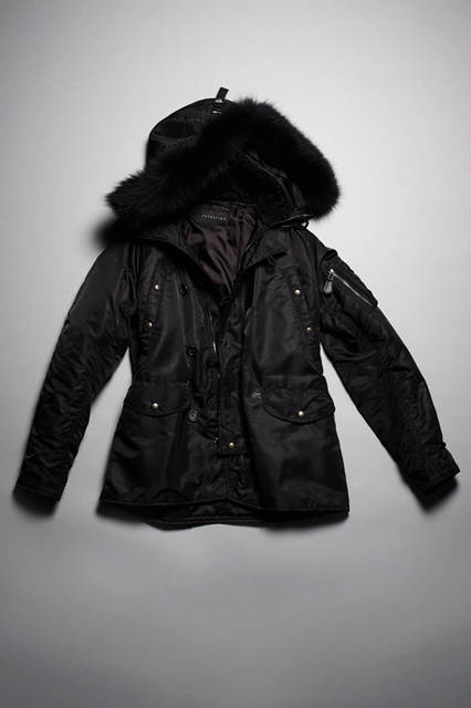 <strong>N-3B FLIGHT JACKET</strong> <br /><br /> デュポン社がかつて軍に供給していた6ナイロンツイル生地を忠実に再現したN-3Bフライトジャケット。通常はネイビーカラーのN-3Bをブラックで提案。フードにもブラックのラクーンをほどこすことで、モダンかつシャープな雰囲気を演出。細かいディティールも忠実に再現したミリタリーアウターに仕上がっている。 <br /><br /> カラー｜BLACK<br />素材｜ナイロン(100%)/中わた：ポリエステル(100%)/毛皮：チャイニーズラクーン <br />サイズ｜S〜XL<br />価格｜7万8000円