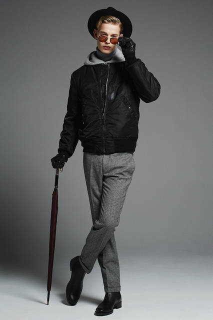 <strong>変化球でエレガントに決めるMA-1</strong>   <br /><br /> 「MA-1にあえてスラックスをあわせる、エレガントなスタイリングです。こちらも80年代のイギリスのイメージで、アイコンはペット・ショップ・ボーイズ。紳士のような細いアンブレラで仕上げて」  <br /><br /> ブルゾン5万5000円、パンツ2万2000円（ともにエストネーション）、パーカ4万9000円（メゾン フラネウール）、タートルネックニット3万4000円（ジョン スメドレー）、ハット5万4000円（ジェームズ ロック）、サングラス2万3000円（レイバン）、ブーツ5万9000円（ブッテロ／すべてエストネーション）