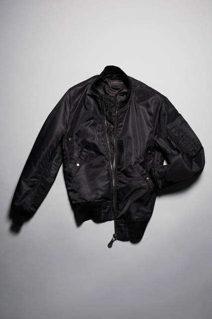 <strong>MA-1 FLIGHT JACKET</strong>   <br /><br /> デュポン社がかつて軍に供給していた6ナイロンツイル生地を忠実に再現したMA-1フライトジャケット。通常はオリーブカラーのMA-1をブラックで提案。全体をブラックでまとめることで、モダンかつシャープな雰囲気を演出。細かいディティールも忠実に再現したミリタリーアウターに仕上がっている。  <br /><br /> カラー｜BLACK<br />素材｜ナイロン(100%)/中わた：ポリエステル(100%)サイズ｜S〜XL価格｜5万5000円