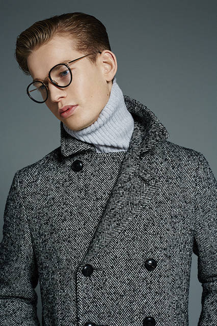 <strong>ハードなツィードコートをリラックススタイルに</strong><br /><br />「大胆なヘリンボーンのダブルブレストがインパクト大なので、インナーはリラックスした休日のイメージでまとめてみました。ざっくりとしたニットとほどよくゆるめのパンツに、足元はスニーカーで軽やかに」<br /><br />コート5万2000円、タートルネックニット2万2000円、眼鏡4万円（オリバーピープルズ／すべてエストネーション）※すべて税抜価格