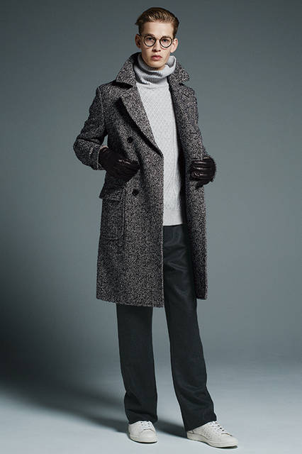<strong>ハードなツィードコートをリラックススタイルに</strong><br /><br />「大胆なヘリンボーンのダブルブレストがインパクト大なので、インナーはリラックスした休日のイメージでまとめてみました。ざっくりとしたニットとほどよくゆるめのパンツに、足元はスニーカーで軽やかに」<br /><br />コート5万2000円、タートルネックニット2万2000円（ともにエストネーション）、パンツ3万2000円（ジービーエス トラウザーズ）、眼鏡4万円（オリバーピープルズ）、グローブ2万7000円（マドヴァ）、シューズ1万8800円（パトリック／すべてエストネーション）※すべて税抜価格