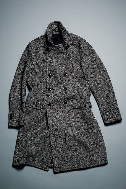 <strong>HERRINGBONE TWEED COAT</strong><br /><br /> 5者混のヘリンボーンツィード生地を使用したダブルブレステッドコート。表情豊かなブークレ糸を生地にもちいることで、織り柄の立体感が強調されモダンな印象に。大ぶりなラペルやバックベルトなどクラシカルなディティール、程よくシャープなシルエットにより色気と若々しさを両立させた仕上がりとなっている。 <br /><br />カラー｜BLACK, NAVY<br />素材｜毛(48%)、ポリエステル(29%)、アクリル(17%)、レーヨン(4%)、ナイロン(2%)<br />サイズ｜S〜XL<br />5万2000円※税抜価格