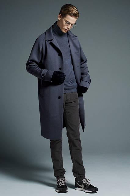 <strong>シンプルモダンなブルーグレーのワントーン </strong> <br /><br /> 「シンプルながらもラグランスリーブが効いているコートをメインに、グレーのワントーンで揃えたコーディネイト。スニーカーもスポーティになりすぎないものを合わせれば、全体が都会的でモダンな印象にまとまります 」<br /><br /> コート12万円（エストネーション）、タートルネックニット3万2000円（グランサッソ）、パンツ2万8000円（シビリア）、眼鏡3万5000円（オリバーピープルズ）、グローブ2万2000円（マドヴァ）、シューズ1万2000円（ナイキ／すべてエストネーション）※すべて税抜価格