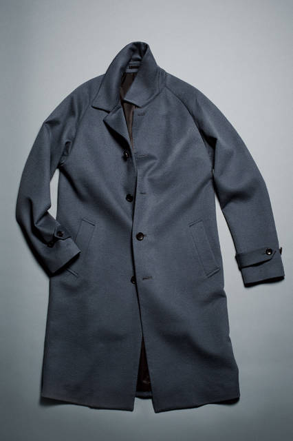 <strong> BALMACAAN COAT </strong> <br /><br /> イタリアの名門チェルッティ社のウールビーバー生地を使用したバルマカーンコート。上品な光沢を放つこのコートは、生地のよさを最大限に際立たせるミニマルなデザインが特徴。リラックス感のあるラグランスリーブとシェイプのないゆるやかなAラインのシルエットが今シーズンの気分を表現している。 <br /><br /> カラー｜BLUEGRAY, BLACK, ORANGE <br /> 素材｜毛(100%) <br /> サイズ｜44〜50 <br /> 12万円※税抜価格
