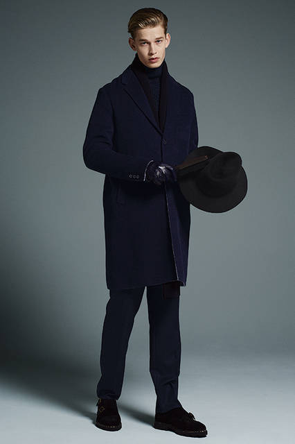 <strong>チェスターコートを華やかなドレススタイルに </strong> <br /><br /> 「バスローブのように羽織りたい、驚くほど軽いダブルフェイスのチェスターフィールドコート。さらっと近所に出かけられるような手軽さですが、足元を革靴にしたドレスアップスタイルがおすすめです 」<br /><br /> コート6万2000円（エストネーション）、タートルネックニット4万2000円（アンデルセン アンデルセン）、パンツ5万円（ロータ）、ハット4万2000円（シャ）、マフラー1万8000円（カリーヌ）、グローブ2万3000円（マドヴァ）、シューズ6万8000円（パラブーツ／すべてエストネーション）※すべて税抜価格