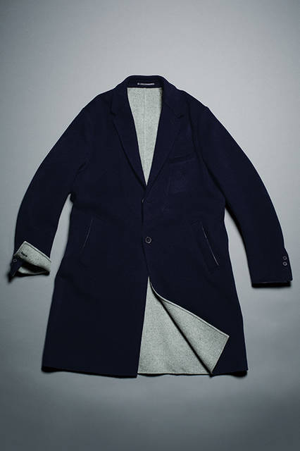 <strong>CHESTERFIELD COAT </strong> <br /><br /> 毛抜き合わせのダブルフェイス生地により、通常の貼り合わせとは異なる極上の柔らかさと軽さを持つチェスターフィールドコート。生地の特性を生かしたややゆったりとしたシルエットを採用することで、動くたびに美しいドレープを描く。 <br /><br /> カラー｜NAVY, GRAY <br />素材｜毛(100%) <br />サイズ｜S〜XL <br />6万2000円※税抜価格