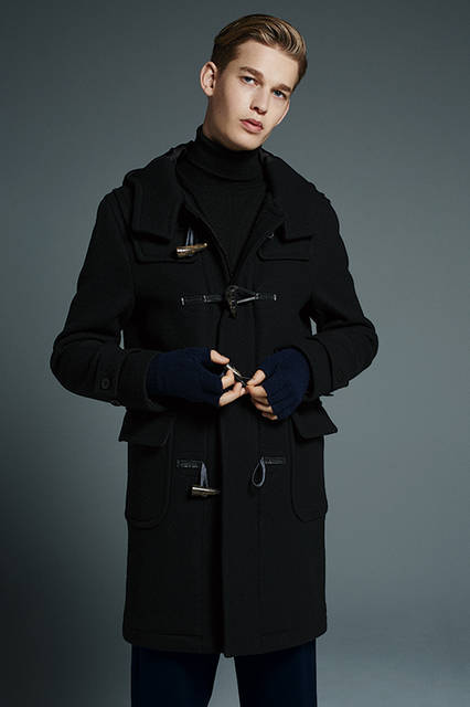  <strong>ダッフルコートのモダンでスマートな着こなし </strong> <br /><br /> 「ダッフルコートというとゆったりしたものが多いなか、これはすっきりとしたスーパータイトなシルエットが特徴です。そのモダンな雰囲気を活かして、インナーも黒でまとめてシンプルに。フロントのトグルボタンはあえて開けて着こなして」 <br /><br /> コート5万2000円、タートルネックニット1万7000円（ともにエストネーション）、パンツ2万9000円（ジービーエス トラウザーズ）、グローブ8000円（ジョンストンズ／すべてエストネーション）※すべて税抜価格