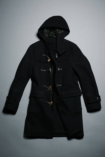  <strong>DUFFLE COAT </strong> <br /><br /> ソフトな肌触りでありながらしっかりとした打ち込みのあるメルトン生地を使用したダッフルコート。シルエットは直線的なIラインを描き、全体的に細身のフィッティング。いっさいの無駄のないミニマルなデザインと相まってモダンな雰囲気を演出。トグルは本水牛、レザーは本革を使用し高級感ある本格的な仕上がりだ。 <br /><br /> カラー｜BLACK, NAVY, BEIGE <br />素材｜毛(80%)、ナイロン(10%)、カシミヤ(10%) <br />サイズ｜S〜XL <br />5万2000円※税抜価格