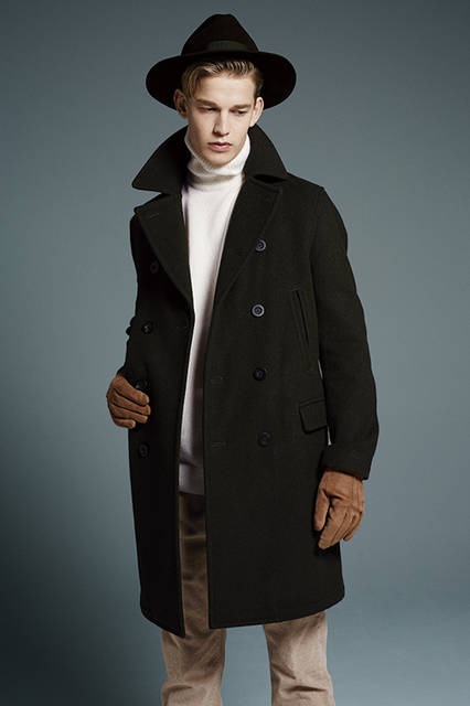  <strong>アウトドアにまとめるドレスなピーコート</strong> <br /><br /> 「丈が長めの、ピーコートとポロコートの中間といえるドレス感たっぷりのコート。それに細畝のコーデュロイパンツを合わせてアウトドアにしてみました。ハットやグローブなどの小物もプラスしてカントリー調のムードを楽しんで」 <br /><br /> コート5万5000円（エストネーション）、タートルネックニット7万3000円（ジョンストンズ）、パンツ3万円（インコテックス）、ハット4万2000円（ジェームス ロック）、グローブ2万2000円（マドヴァ／すべてエストネーション）※すべて税抜価格