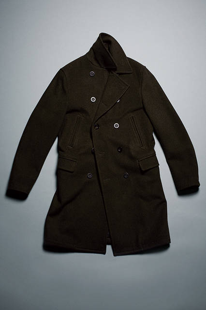  <strong>LONG PEA COAT </strong> <br /><br /> 通常のメルトン生地よりもやわらかい手触りの生地を採用することで、ドレス寄りの端正な顔立ちに仕上がったロングピーコート。ミリタリーを象徴するオリーブカラーを取り入れることで、上品さをもちながらも男らしいタフなイメージも演出してくれる。 <br /><br /> カラー｜OLIVE, BLACK, NAVY<br />素材｜毛(100%)/中わた：ポリエステル(100%)<br />サイズ｜S〜XL<br />5万5000円※税抜価格