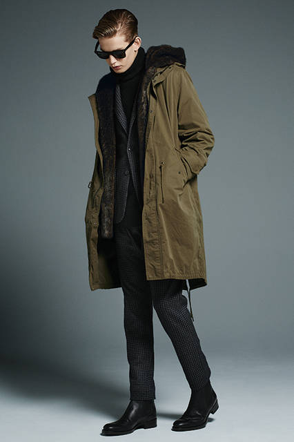 <strong>今らしさを演出する都会的なモッズスタイル</strong> <br /><br /> 「秋冬シーズンに重宝するモッズパーカは、ゆったりシルエットで今年らしい。インナーはすべて黒で統一してモダンなモッズスタイルに。足元はサイドゴアブーツを合わせるのがシャープに決まる秘訣です。仕上げのサングラスもポイント」 <br /><br /> コート7万2000円、ジャケット3万7000円、タートルネックニット2万2000円、パンツ2万円（すべてエストネーション）、サングラス2万2000円（レイバン）、ブーツ5万9000円（ブッテロ／すべてエストネーション）※すべて税抜価格