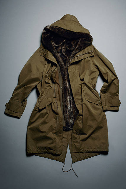 <strong>M-51 PARKA SHELL </strong> <br /><br /> コットンポリエステルの混紡生地に製品洗いをほどこし、味のある表情を生み出したモッズパーカ。長めの着丈とややゆったりとした今年らしいシルエットが特徴。フード部分からライナー全体にかけて上質なフェイクファーを施し、エレガントかつこなれた雰囲気に仕上げている。 <br /><br /> カラー｜KHAKI, BLACK <br />素材｜綿(47%)、ポリエステル(41%)、ナイロン(12％)/ファー：アクリル(100%) <br />サイズ｜S〜XL <br />7万2000円※税抜価格