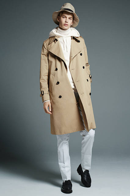  <strong>定番のトレンチで80’sロンドンを気取る</strong> <br /><br /> 「タートルネックのニットにパーカを重ねて、スラックスを合わせた白のワントーンコーディネイト。トレンチコートを80年代のロンドンを意識して着こなす提案です。ハットも同系色のものを選びつつ、足元は黒のローファーで引き締めてみました」 <br /><br /> コート6万9000円、ソックス1200円（ともにエストネーション）、パーカ2万8000円、タートルネックニット2万3000円（ともにルトロワ）、パンツ3万2000円（ピーティーゼロウーノ）、ハット1万3000円（キジマタカユキ）、シューズ6万5000円（パラブーツ／すべてエストネーション）※すべて税抜価格