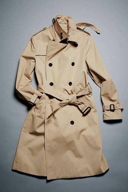  <strong>TRENCH COAT </strong> <br /><br /> 撥水加工をほどこした、高密度のコットンギャバジンを使用したトレンチコート。オーセンティックなディティールを踏襲しつつも、現代的なシャープなシルエットに。ライナーには着脱式のウールビーバー生地を使用し、長い期間着用できる仕様に仕上がっている。 <br /><br /> カラー｜BEIGE, BLACK, NAVY <br />素材｜綿(100%)/ライナー：毛(90%)、ナイロン(10%) <br />サイズ｜S〜XL <br />6万9000円※税抜価格