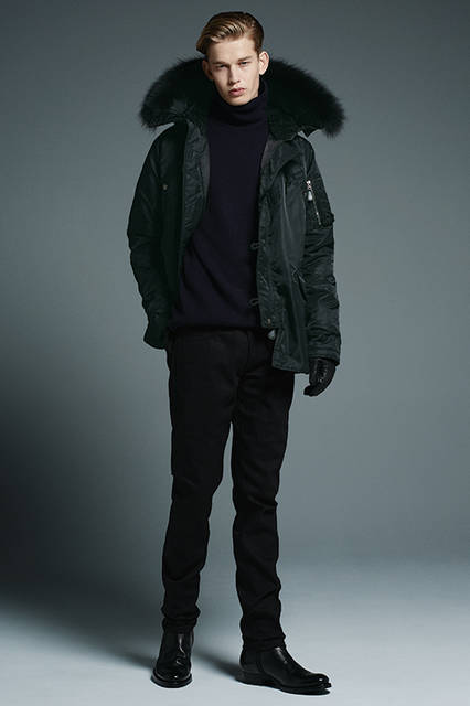 <strong>モダンに着こなすN-3B</strong> <br /><br /> 「ミリタリーディテールを忠実に再現したN-3Bブルゾン。モダンでシャープに仕上げるために、ポイントとなるのは何といっても足元。レースアップタイプのゴツめのブーツではなく、シンプルですっきりとしたシルエットのもので都会的にまとめて」 <br /><br /> コート7万8000円（エストネーション）、タートルネックニット7万3000円（ジョンストンズ）、パンツ3万4500円（サイモン ミラー）、ブーツ7万1000円（ブッテロ／すべてエストネーション）※すべて税抜価格