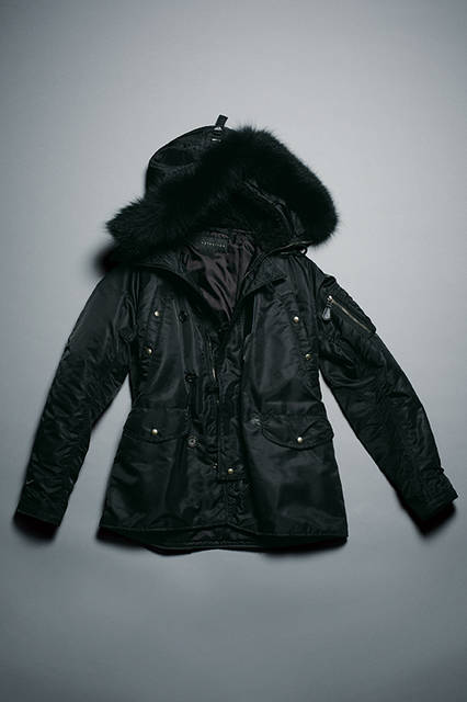 <strong>N-3B FLIGHT JACKET</strong> <br /><br /> デュポン社がかつて軍に供給していた6ナイロンツイル生地を忠実に再現したN-3Bフライトジャケット。通常はネイビーカラーのN-3Bをブラックで提案。フードにもブラックのラクーンをほどこすことで、モダンかつシャープな雰囲気を演出。細かいディティールも忠実に再現したミリタリーアウターに仕上がっている。 <br /><br /> カラー｜BLACK<br />素材｜ナイロン(100%)/中わた：ポリエステル(100%)/毛皮：チャイニーズラクーン <br />サイズ｜S〜XL<br />7万8000円※税抜価格