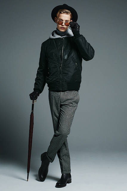 <strong>変化球でエレガントに決めるMA-1</strong>   <br /><br /> 「MA-1にあえてスラックスをあわせる、エレガントなスタイリングです。こちらも80年代のイギリスのイメージで、アイコンはペット・ショップ・ボーイズ。紳士のような細いアンブレラで仕上げて」  <br /><br /> ブルゾン5万5000円、パンツ2万2000円（ともにエストネーション）、パーカ4万9000円（メゾン フラネウール）、タートルネックニット3万4000円（ジョン スメドレー）、ハット5万4000円（ジェームズ ロック）、サングラス2万3000円（レイバン）、ブーツ5万9000円（ブッテロ／すべてエストネーション）※すべて税抜価格