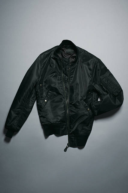 <strong>MA-1 FLIGHT JACKET</strong>   <br /><br /> デュポン社がかつて軍に供給していた6ナイロンツイル生地を忠実に再現したMA-1フライトジャケット。通常はオリーブカラーのMA-1をブラックで提案。全体をブラックでまとめることで、モダンかつシャープな雰囲気を演出。細かいディティールも忠実に再現したミリタリーアウターに仕上がっている。  <br /><br /> カラー｜BLACK<br />素材｜ナイロン(100%)/中わた：ポリエステル(100%)サイズ｜S〜XL<br />5万5000円※税抜価格
