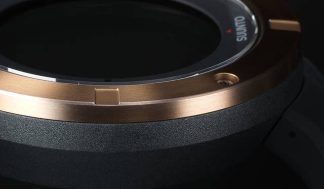 <strong>SUUNTO｜スント</strong><br />ワールドトラベラーズウォッチ「SUUNTO KAILASH（スント カイラッシュ）」　創業製品である液体封入式コンパス「M-311」から受け継がれてきた“真円”をデザインに取り入れ、シンプルでミニマルかつ、ディテールにこだわったデザインを採用