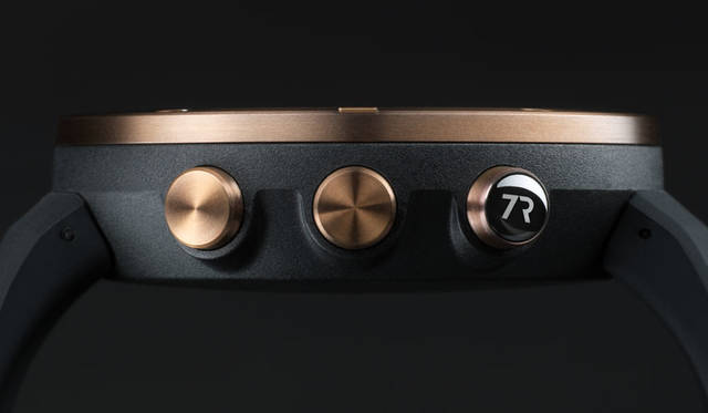 <strong>SUUNTO｜スント</strong><br />ワールドトラベラーズウォッチ「SUUNTO KAILASH（スント カイラッシュ）」　カイラッシュを手にしたら、7Rボタンを押して時計をスタート。言語、ユニット、時刻フォーマットを選択したあと、GPS/GLONASS信号を受信することで、 現在地と現在時刻、日付が自動セッティングされる