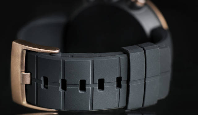 <strong>SUUNTO｜スント</strong><br />ワールドトラベラーズウォッチ「SUUNTO KAILASH（スント カイラッシュ）」　ストラップ素材はシリコン。本体ケースに採用されているグラスファイバー強化複合素材とあいまって操作性と堅牢さを確保しながら、約71gという軽さを実現